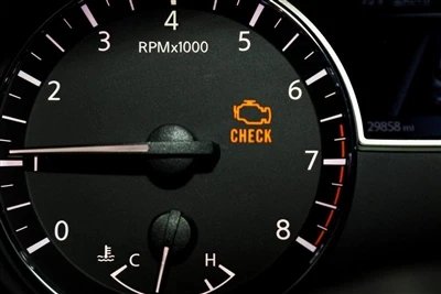 Lampu Kerosakan Enjin: Mengapa Ia Padam Selepas Beberapa Penekanan Pedal Gas?