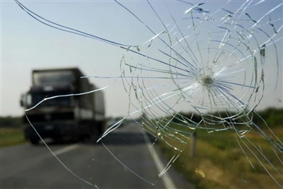 Perkara yang Perlu Dilakukan Jika Cermin Depan Anda Retak Oleh Batu di Lebuhraya